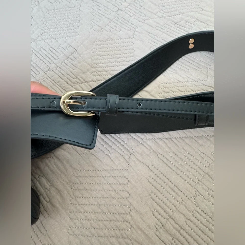 Authentic Chanel mini pouch for EarPod and viper comes with regular wide belt. - Picture 16 of 17